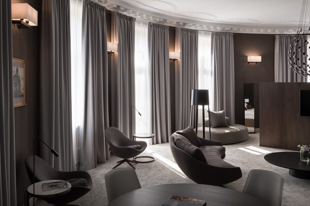 Номер James E. Mace Suite (Прем'єр люкс) у Львові, фото BANKHOTEL