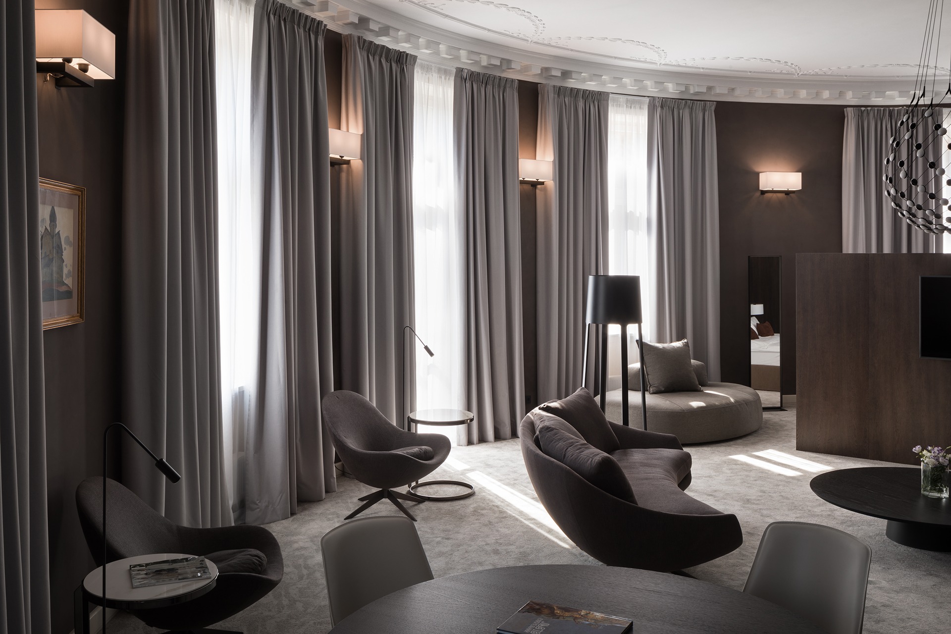 Номер James E. Mace Suite (Прем'єр люкс) у Львові, фото BANKHOTEL