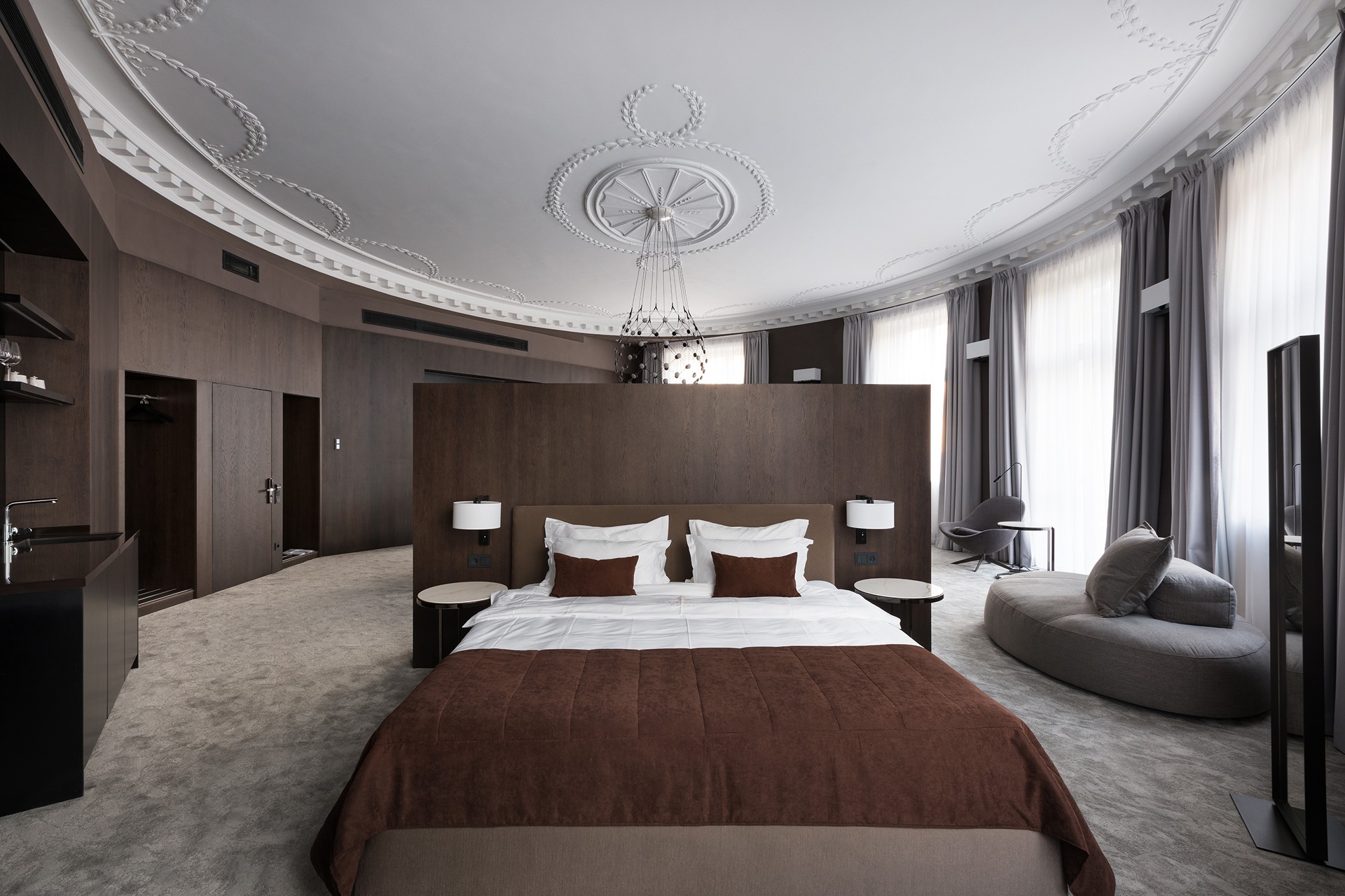 King Size ліжко у номері James E. Mace Suite (Прем'єр люкс), фото BANKHOTEL