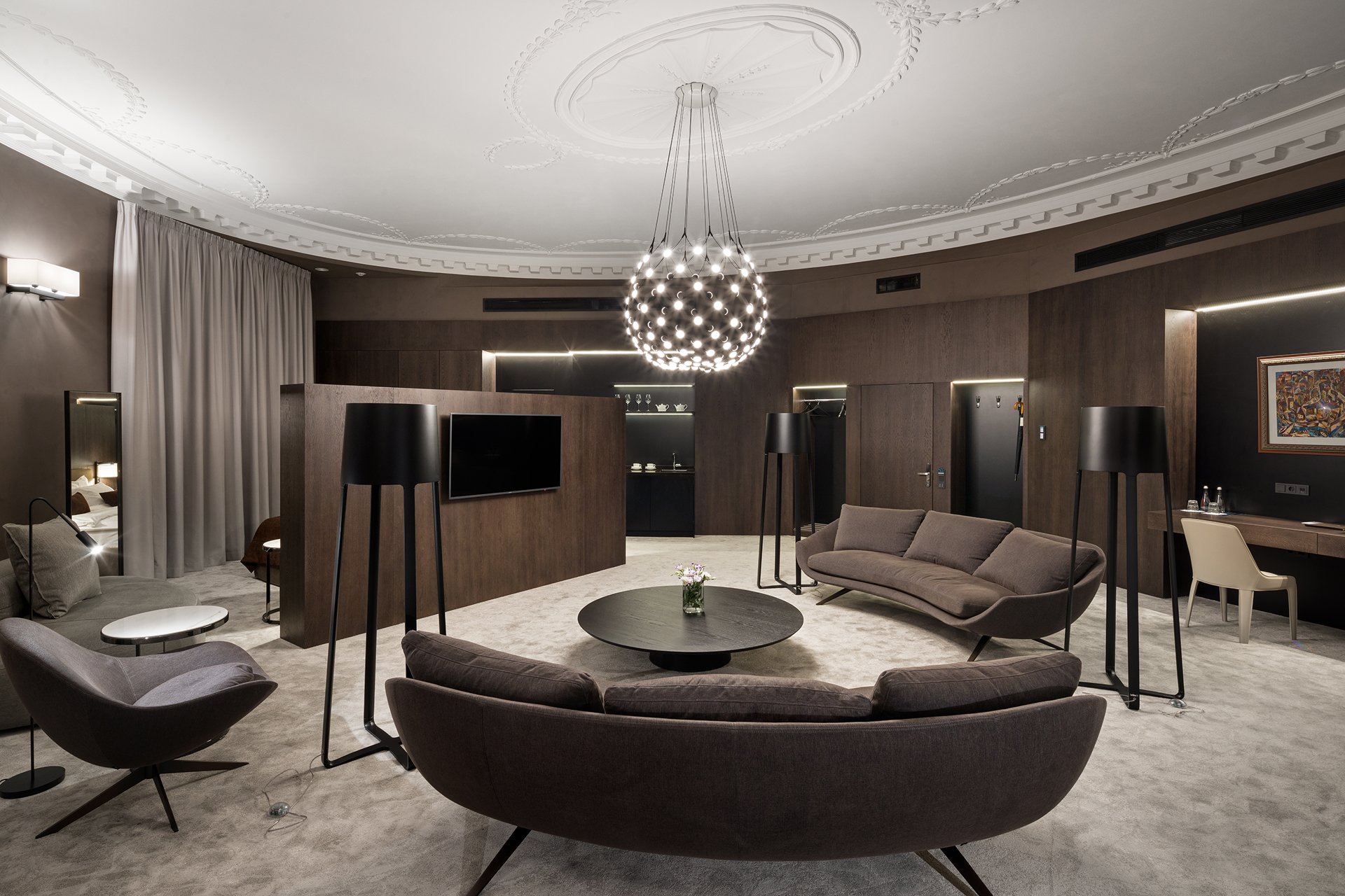 Номер James E. Mace Suite (Прем'єр люкс) в готелі у Львові, фото BANKHOTEL