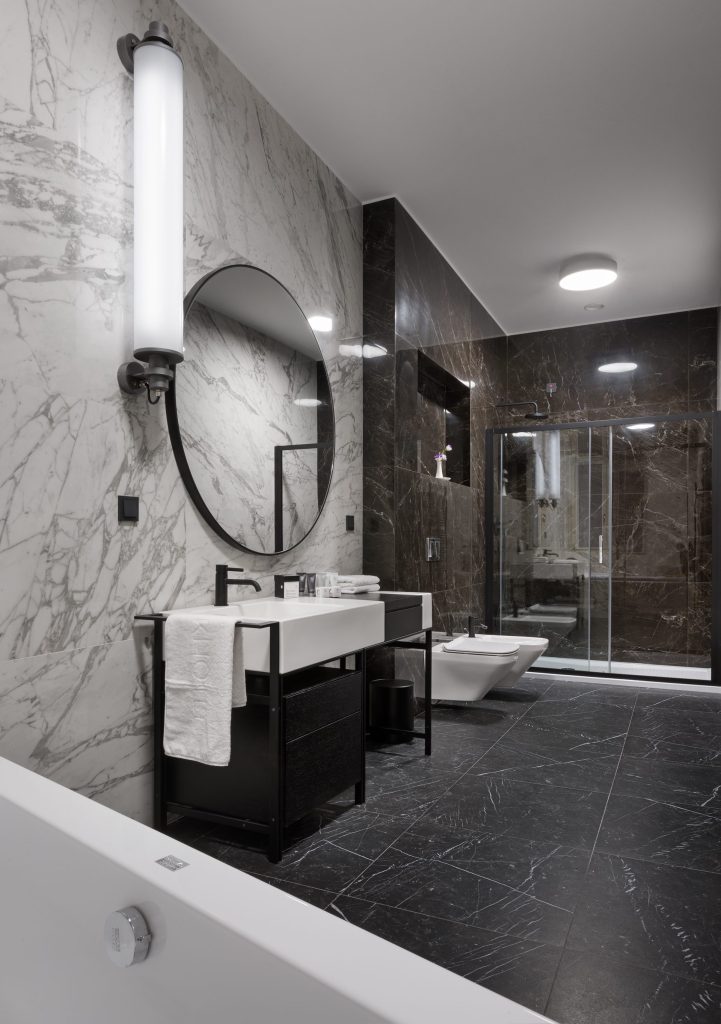 Ванна кімната номеру James E. Mace Suite (Прем'єр люкс), фото BANKHOTEL