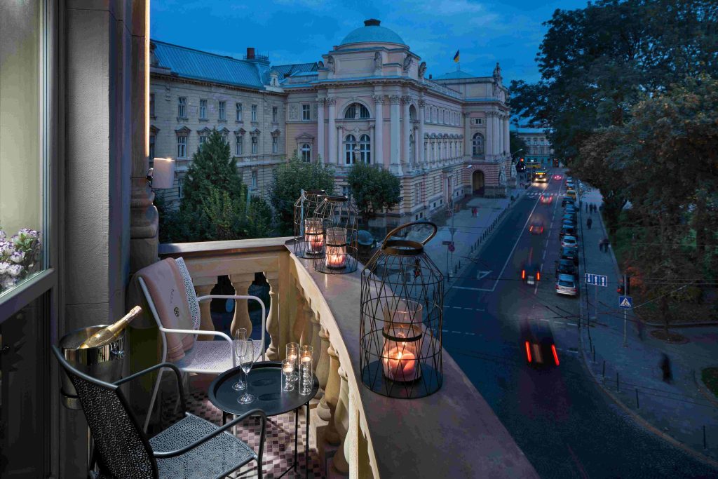 Балкон у номері W. Habsburg Suite (Президентський люкс), фото BANKHOTEL