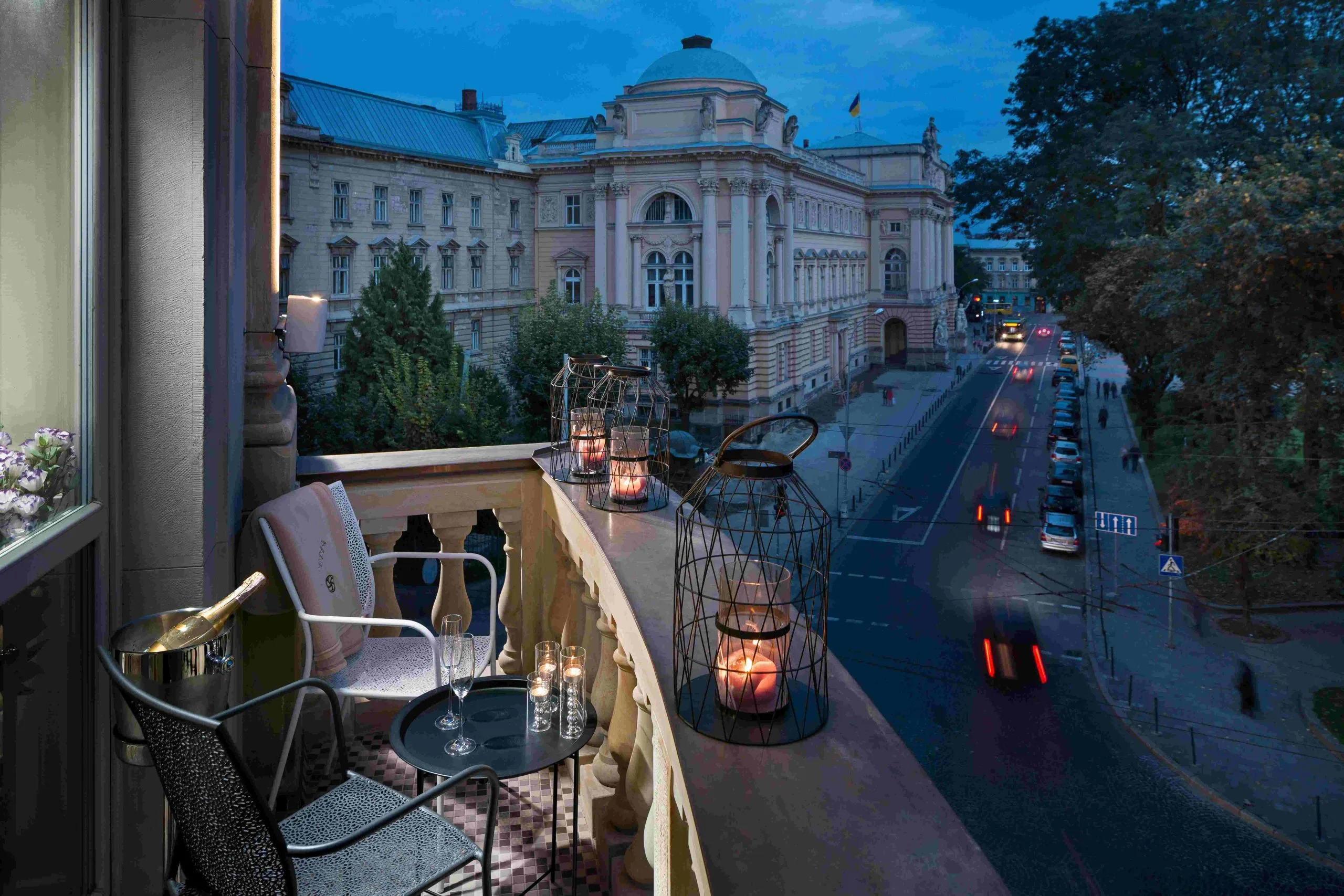 Балкон у номері W. Habsburg Suite (Президентський люкс), фото BANKHOTEL