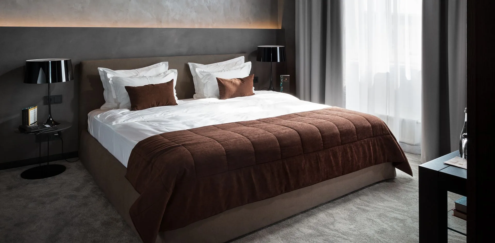 King Size ліжко у номері W. Habsburg Suite (Президентський люкс) у Львові, фото BANKHOTEL