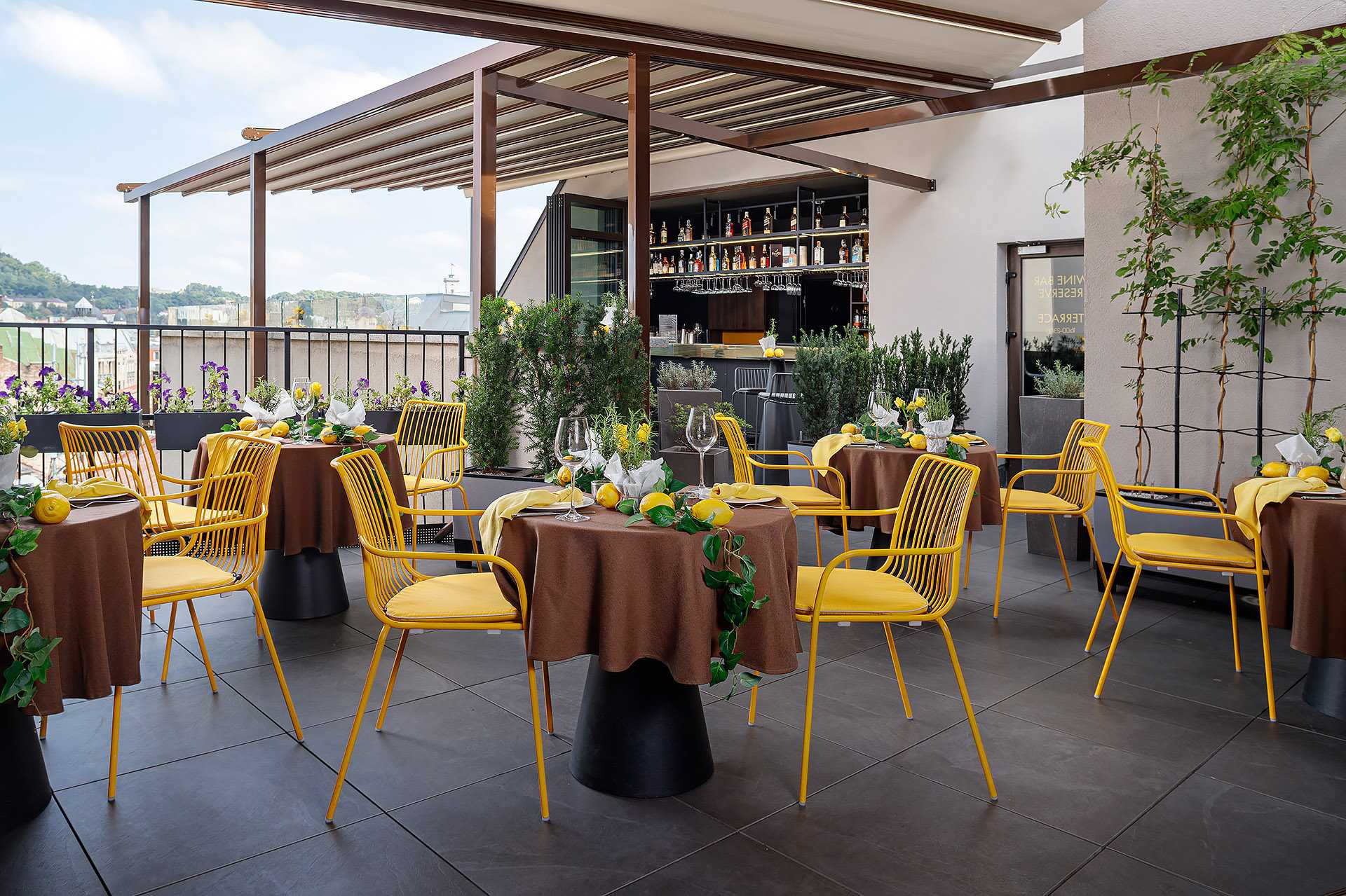 Винний бар ROOFTOP WINE & COCKTAIL BAR у Львові, фото BANKHOTEL