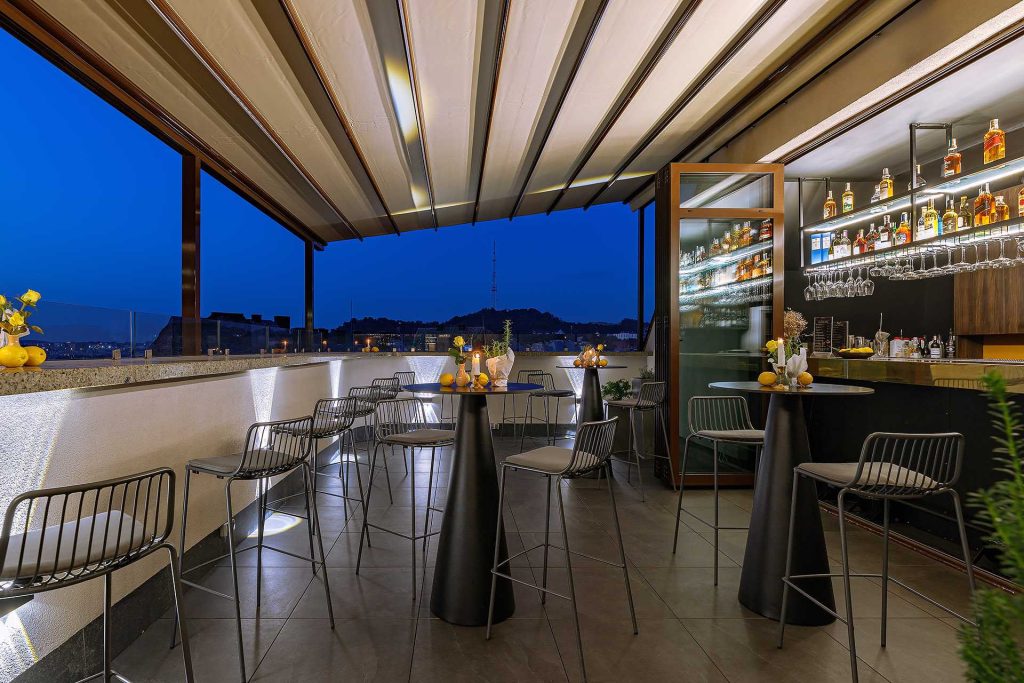 Бар з відкритою терасою у Львові ROOFTOP WINE & COCKTAIL BAR, фото BANKHOTEL
