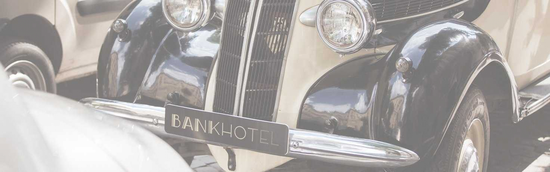 Ретро-автомобіль 5 зіркового готелю у Льові, фото BANKHOTEL