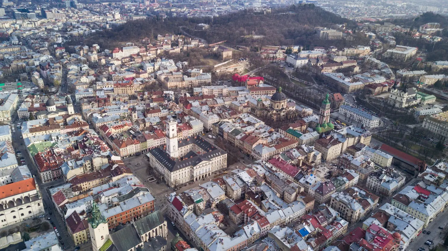 Площа Ринок і ратуша у центрі Львова з висоти, фото BANKHOTEL